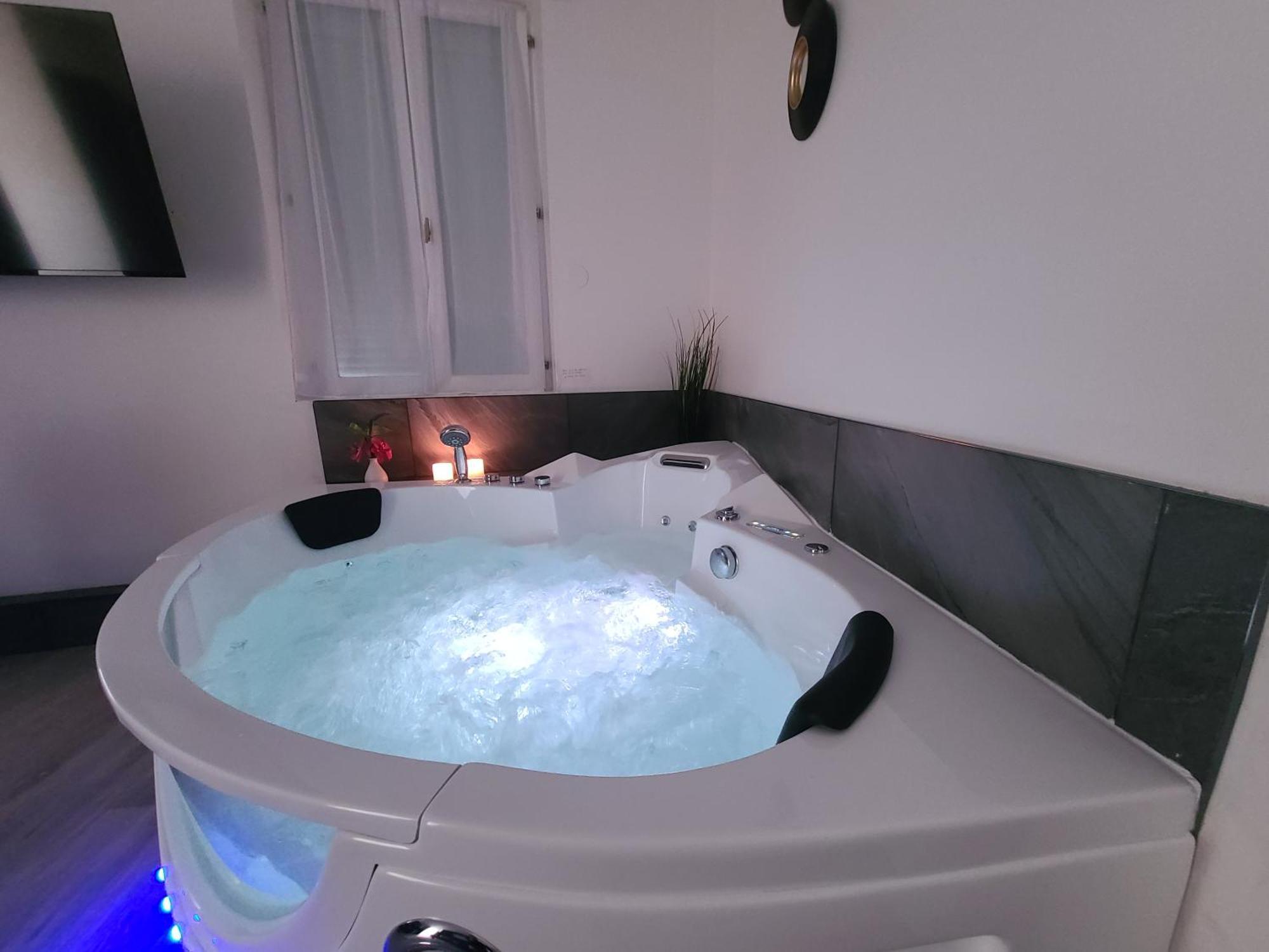 Suite Romantique Jacuzzi Moulins (Allier) Exterior foto
